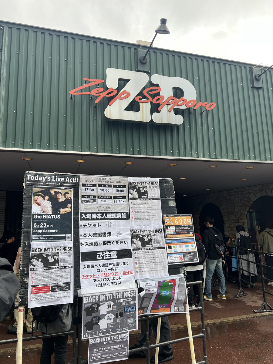 6225mack's tweet photo. 無事欲しいグッズ買えた❗️あとは開演を待つのみ😆　#theHIATUS https://t.co/XU9L71sM1W