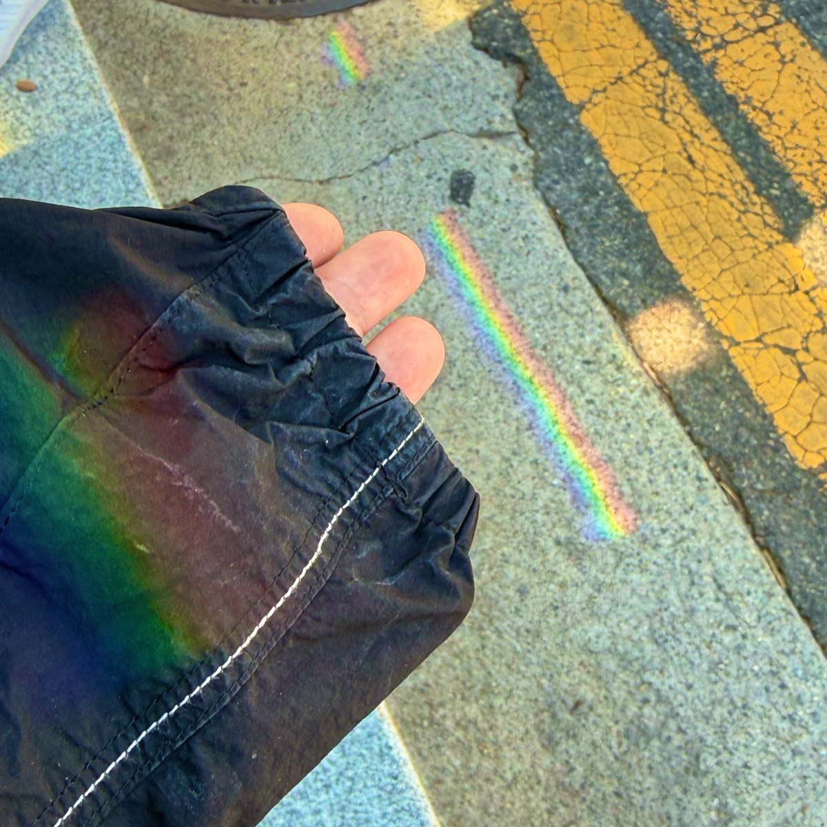 backqor's tweet photo. 내 손에 무지개 🌈 https://t.co/jliwMia56h
