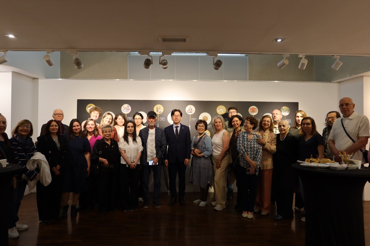 DplmtcObserver's tweet photo. KOREAN CULTURAL CENTRE SUCCESSFULLY HELD THE ‘GILLGOT GROUP FAN EXHIBITION’
The Korean Cultural Centre announced that it had organised the ‘Gillgot Group Fan Exhibition’ in the centre’s exhibition hall from 19 June to 31 August. https://t.co/fFAzTJAOP3