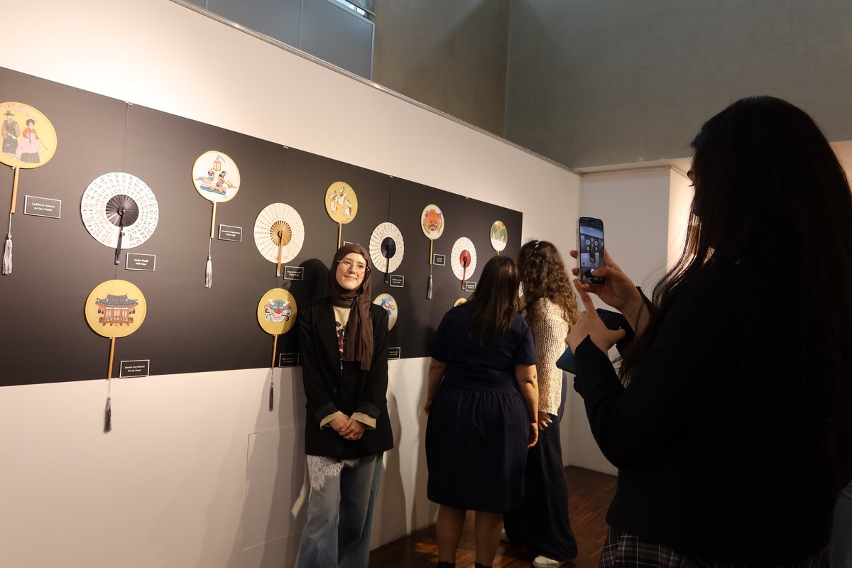 DplmtcObserver's tweet photo. KOREAN CULTURAL CENTRE SUCCESSFULLY HELD THE ‘GILLGOT GROUP FAN EXHIBITION’
The Korean Cultural Centre announced that it had organised the ‘Gillgot Group Fan Exhibition’ in the centre’s exhibition hall from 19 June to 31 August. https://t.co/fFAzTJAOP3