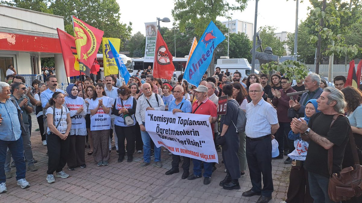 egitimsen's tweet photo. Ankara Emek ve Demokrasi Güçleri, direnişlerini sürdüren Özel Sektör Öğretmenleri Sendikası ve mülakat mağduru öğretmenlere destek olmak için Madenci Anıtı önünde basın açıklaması yaptı. Açıklamaya Eğitim Sen Genel Başkanı Kemal Irmak ile MYK üyeleri Zülküf Güneş, İzzet İldeş ve Özlem Tolu da katılarak destek verdi. Irmak yaptığı konuşmada, öğretmenlerin taleplerinin yerine getirilmesi çağrısında bulunarak, “Öğretmenin değersizleştirmesine karşı, bu mücadeleyi ülkenin her köşesine yayacağız” dedi.