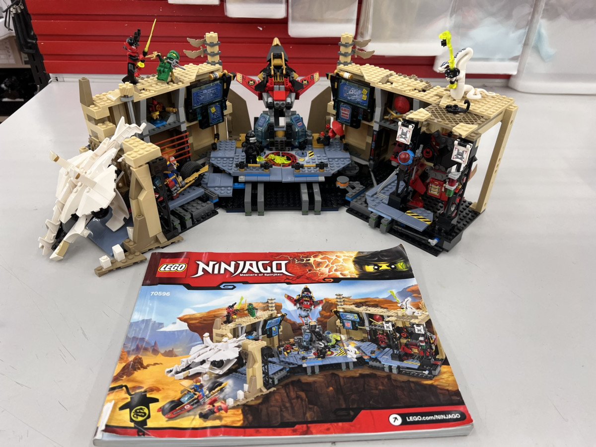 ニンジャゴー(70596 )洞窟基地ニンジャベースXをLEGOのショーケースに 