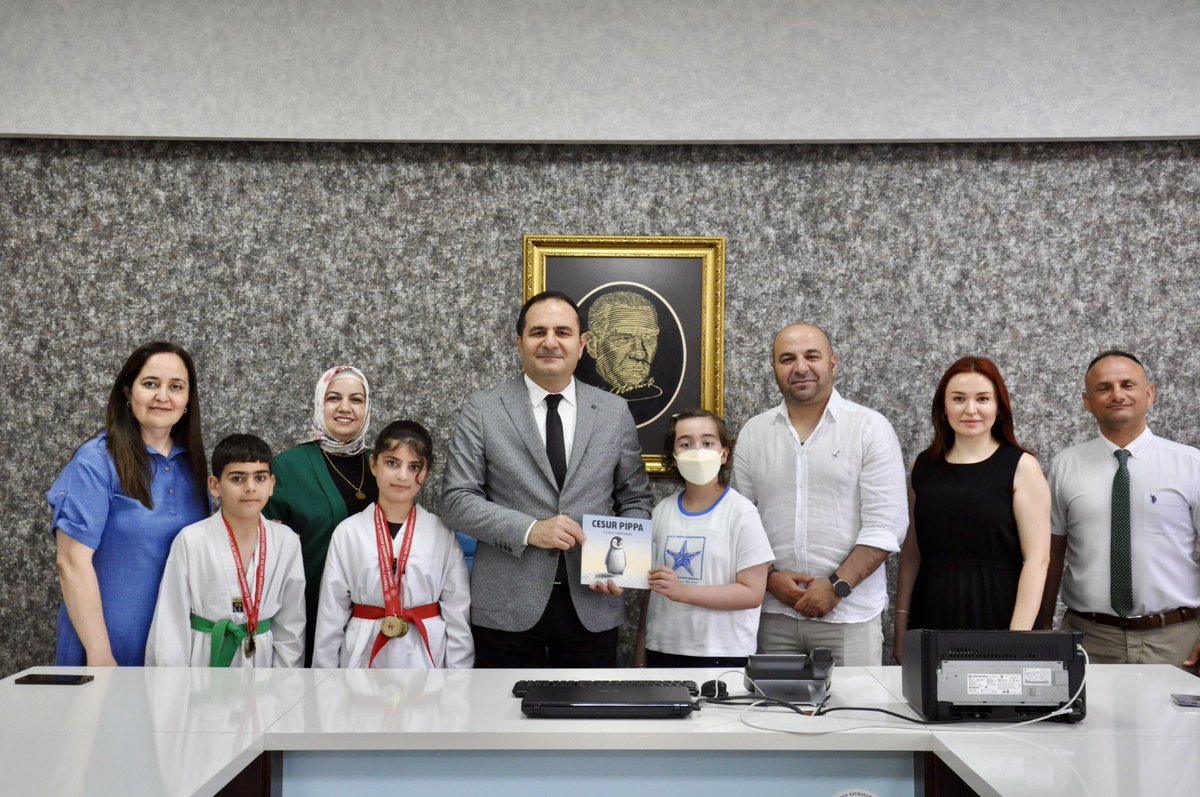 seyhanmem's tweet photo. 🏆 Başarılarıyla Gururlandığımız Öğrencilerimiz ve Öğretmenlerimizle Bir Araya Geldik

🇹🇷 İlçe Milli Eğitim Müdürümüz Sayın Murat Çelik, sportif ve akademik başarılarıyla ilçemizi gururlandıran öğrencilerimizi, öğretmenlerimizi ve okul yöneticilerimizi makamında ağırladı.

💫 Yıldırım Beyazıt İlkokulu öğrencimiz İpek Filazi, Gençlik ve Spor İl Müdürlüğü tarafından düzenlenen yüzme yarışmalarında gösterdiği üstün performansla 3 farklı stilde "il birinciliği" elde ederek önemli bir başarıya imza attı.

💫 Seyhan Belediyesi İlkokulu öğrencilerimizden Meryem Erva Yoldaş, taekwondo 45 kg kategorisinde; Çınar Berk Yıldız ise 40 kg kategorisinde Gençlik ve Spor İl Müdürlüğü tarafından düzenlenen müsabakalarda "il birincisi" olarak ilçemizin gururu oldu.

💫 Ziyarette ayrıca, evde eğitim gören öğrencimiz Ela Ateş ile öğretmeni Samet Doğan tarafından kaleme alınan “Cesur Pippa" adlı kitap da İlçe Milli Eğitim Müdürümüz Sayın Murat Çelik’e takdim edildi. Öğrencimizin azmi ve öğretmenimizin rehberliğinde ortaya çıkan bu anlamlı eser büyük takdir topladı.

⭐ Geleceğimizin teminatı olan öğrencilerimizi, onların yetişmesinde emek veren öğretmenlerimizi, desteklerini esirgemeyen ailelerimizi ve okul yöneticilerimizi gönülden tebrik ediyor; başarılarının artarak devam etmesini diliyoruz.

👏 Sporun, azmin, emeğin ve üretkenliğin buluştuğu bu güzel başarı hikâyeleriyle gurur duyuyoruz.

@tcmeb @AdanaMem @mnaras @mrt__celikk