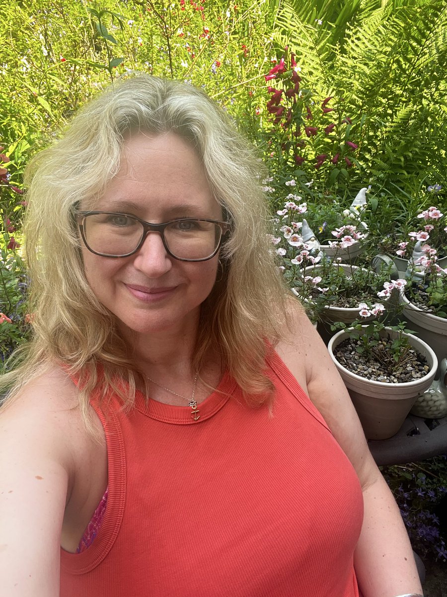 MyOwLittleWorld's tweet photo. Well the heat and humidity really had a field day with my hair last night! Frizzy curls galore when I awoke this morning 😆 https://t.co/69aR4w5aMy