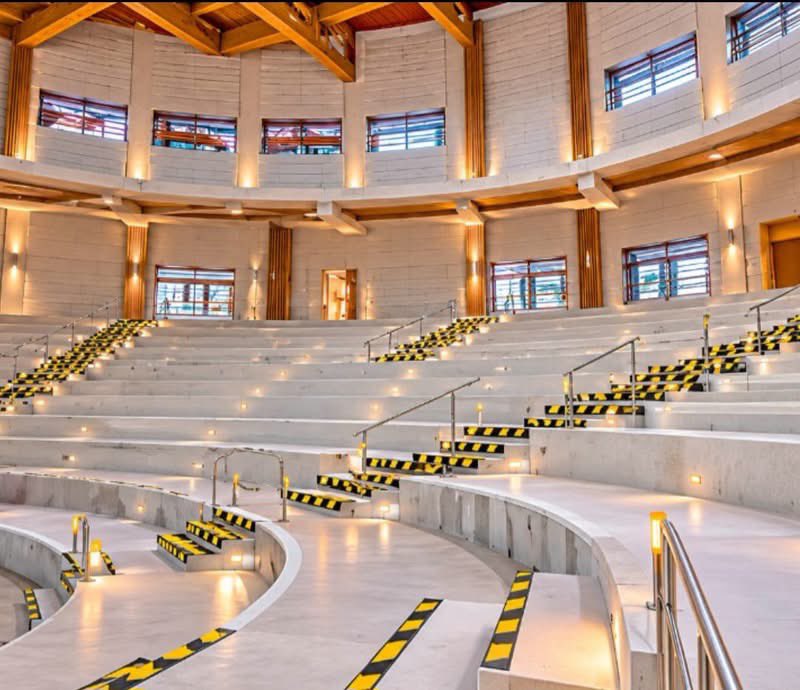 ABOUHUD's tweet photo. Le nouveau siège de l'Assemblée nationale de Guinée:
🔸️Un hémicycle avant-gardiste de 400 places;
🔸️Plus de 200 bureaux ultra-modernes;
🔸️ 5 salles de réunion équipées;
🔸️Un centre de conférence international;
 🔸️Un complexe hôtelier haut de gamme dédié aux députés

#🇬🇳 https://t.co/LfK8myjimx