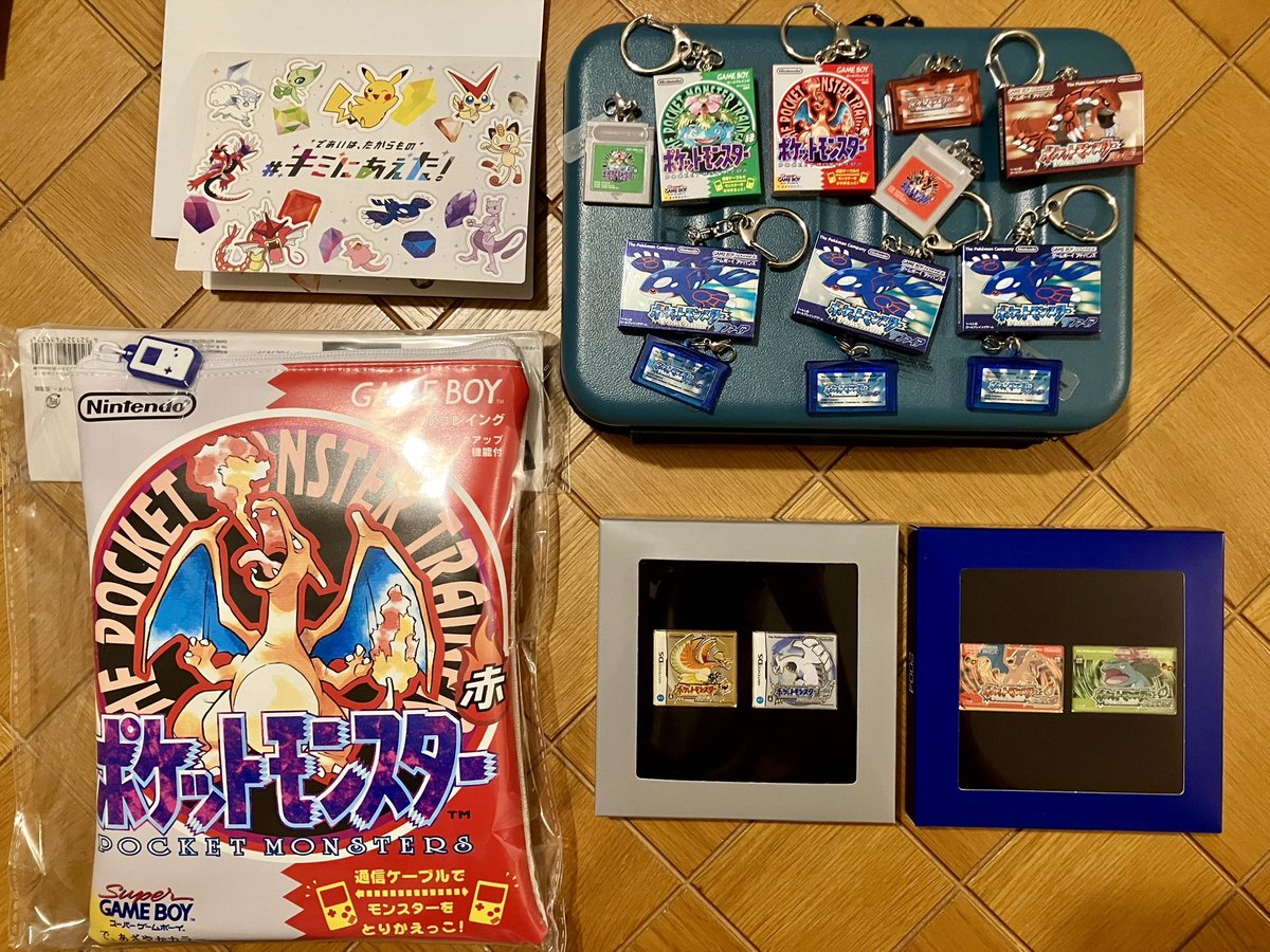 tec_eng_'s tweet photo. ポケセンオンラインで買ったグッズとパッケージ＆カートリッジキーホルダーコレクション開封の儀
開ける瞬間IQ低すぎてやばい
ダンボールのステッカーのモノズが地味に嬉しい
しばらく眺めます https://t.co/6y4FVM8JEQ