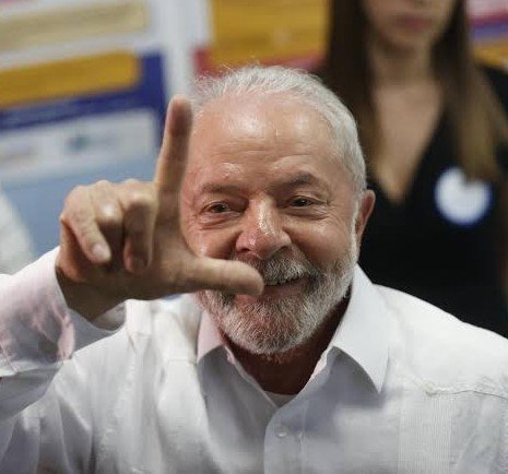 reportersalles's tweet photo. Lula eleva etanol na gasolina para 32% e motoristas devem sentir no bolso

A nova mistura obrigatória vai reduzir a autonomia dos veículos, aumentar o consumo e pode acelerar o desgaste de componentes.

O regime Lula decidiu aumentar o percentual de etanol na gasolina para 32%. 

A mudança na mistura obrigatória foi anunciada no sábado pelo vice-presidente Geraldo Alckmin e entra em vigor nesta quarta-feira (24).

O impacto será sentido no bolso, apesar da promessa de “baratear a gasolina”. Com mais etanol, o combustível perde poder energético. 

O etanol rende menos que a gasolina pura, por isso o carro roda menos quilômetros por litro e o condutor precisa abastecer com mais frequência.
Além do consumo maior, a elevação da proporção de etanol pode trazer problemas técnicos ao veículo. 

A maior concentração do álcool acelera o desgaste de mangueiras, bombas de combustível e vedações — especialmente em carros mais antigos. Há risco maior de corrosão interna, perda de desempenho em alguns motores e, consequentemente, manutenção mais cara ao longo do tempo.