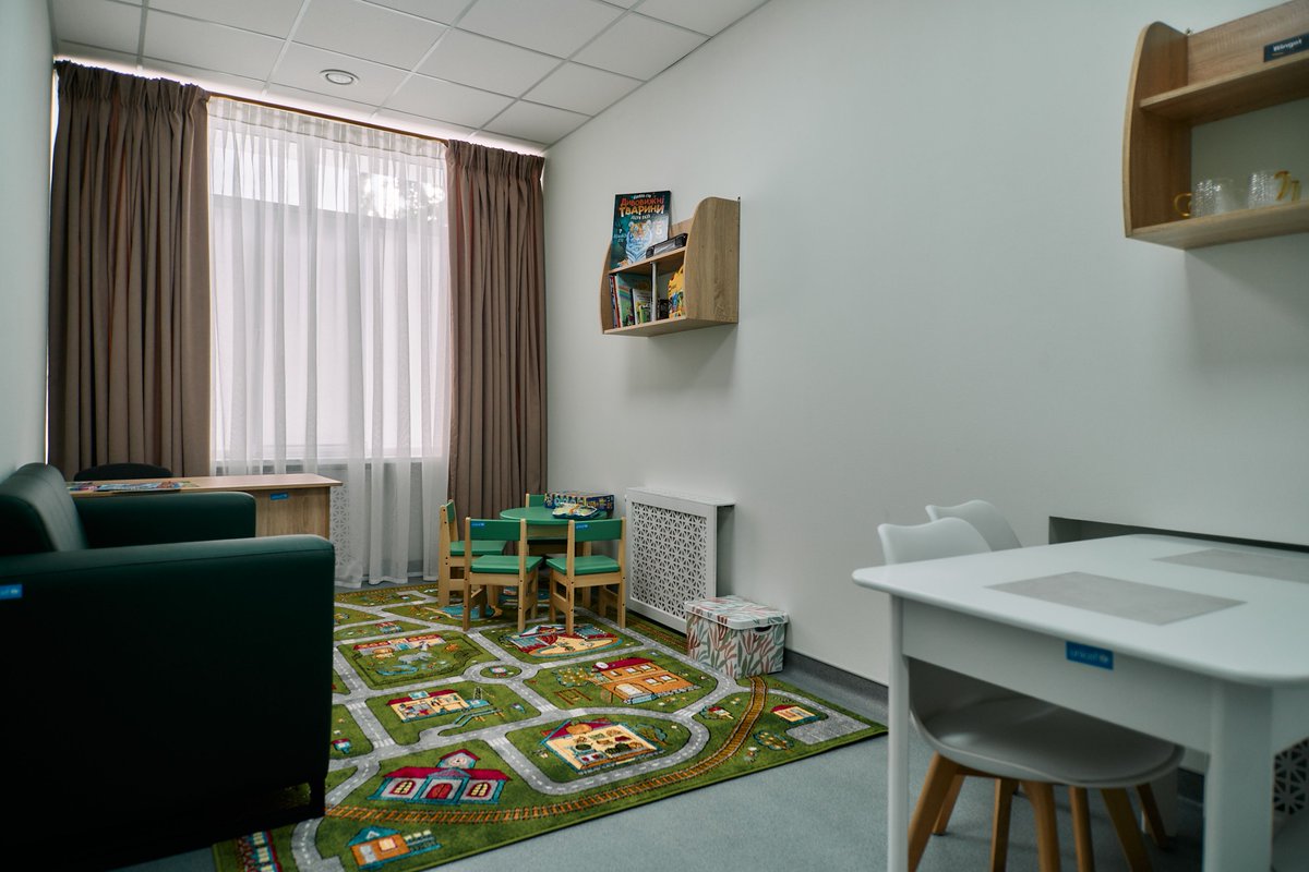 UNICEF_UA's tweet photo. 16th #Barnahus Centre in Ukraine opens in #Chernihiv, with support from @UNICEF and @MFAIceland 🇮🇸.

With @minjust_gov_ua, @MinSocUA, local authorities and partners, we're helping build a child-friendly justice system in Ukraine that protects #childrights. https://t.co/20LS75Xxen