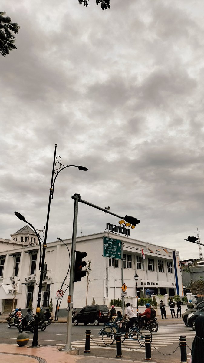twistoxxo's tweet photo. 📍Kota Lama Surabaya

Gatau ini bisa di bilang vintage atau gak, tapi kawasan kota lama Surabaya ini salah satu pusat perdagangan dan cagar budaya era kolonial https://t.co/gXlyFU4T3I