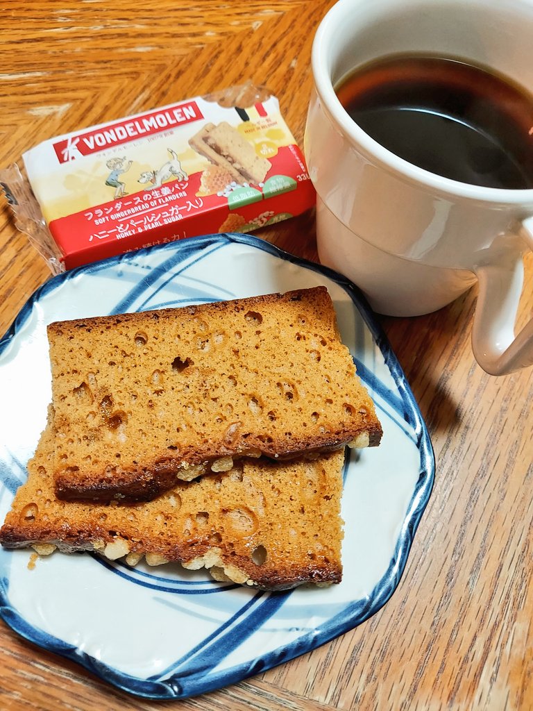 IPPIN555's tweet photo. ベルギーのヴォルデンモーレン社
フランダースの甘〜い生姜パン♪

1867年創業て事で もしかしたら
ネロも食べてたのかも(ᴗ͈ˬᴗ͈) とか

思いを馳せながら､濃ゆく淹れた
珈琲をお供に ほッとひと息☕✧
#おやつ https://t.co/lA9rjFlEdK