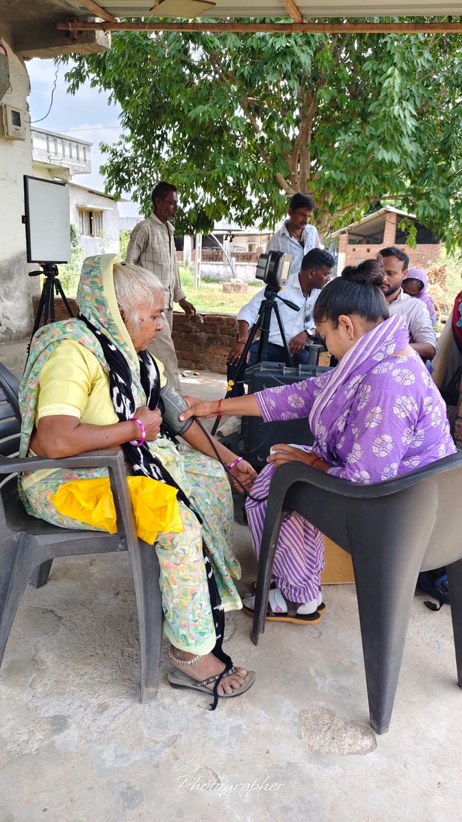 arvalli_dto's tweet photo. ભિલોડા તાલુકાના, બાવલિયા અને ટોરડા ગામમાં #TBMuktBharat #100દિવસીયઅભિયાન અંતર્ગત આયુષ્યમાન આરોગ્ય શિબિર યોજાઈ.
હેન્ડ હેલ્ડ X-Ray મશીન દ્વારા સ્થળ પર જ તપાસ કરી ટીબીની વહેલી ઓળખ માટે સ્ક્રીનિંગ કરી ગ્રામજનોને આરોગ્ય સેવાઓ આપવામાં આવી.
#HandHeldXray
#Tribal
@CollectorArv https://t.co/QcsNNaVPMv