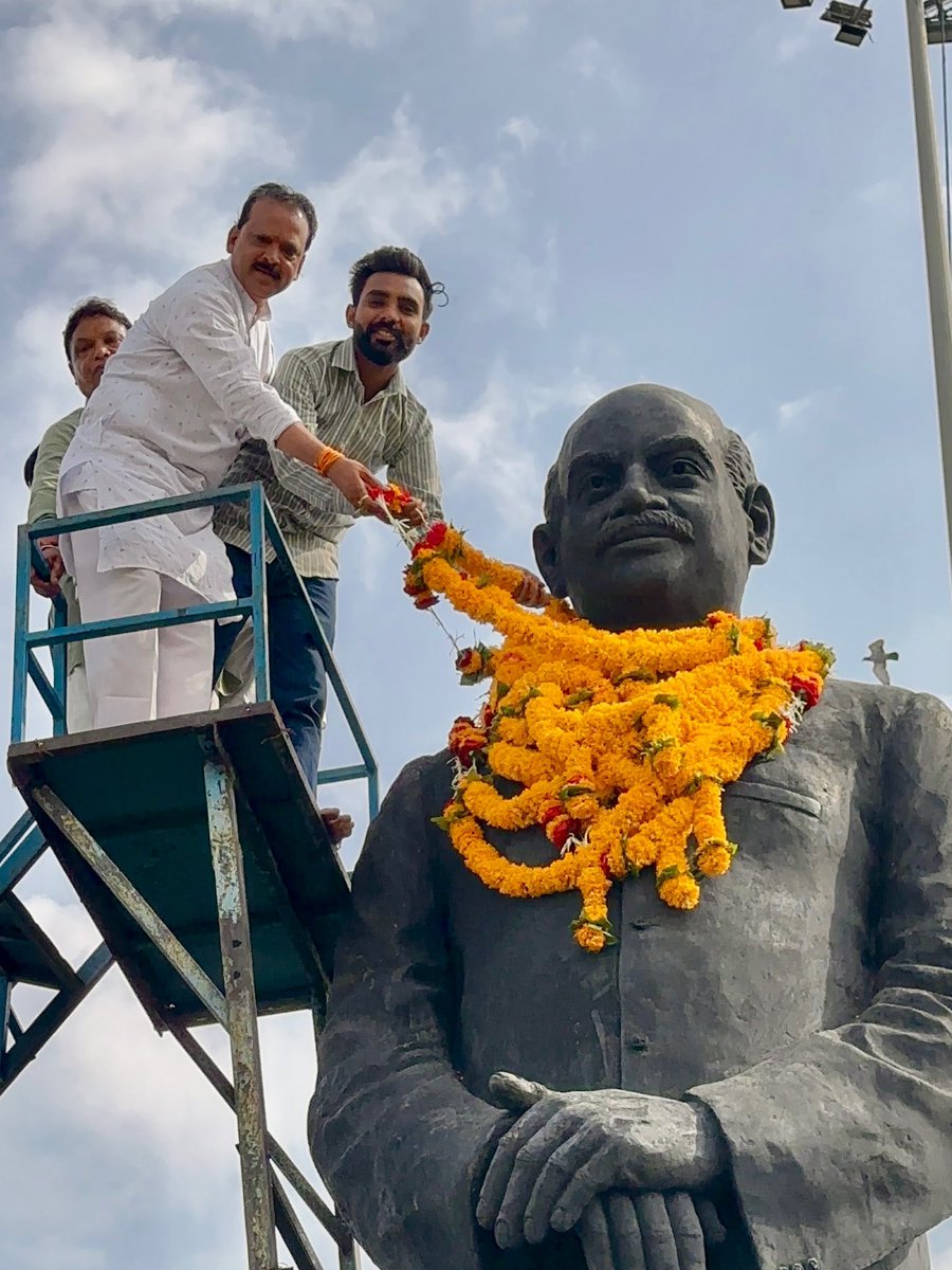 ravibhatbjp's tweet photo. डॉ. श्यामा जी की पुण्यतिथि पर उनकी प्रतिमा पर माल्यार्पण कर श्रद्धांजलि अर्पित की।

राष्ट्र प्रथम के उनके विचार, त्याग और समर्पण सदैव हम सभी को प्रेरित करते रहेंगे।

विनम्र श्रद्धांजलि।

#DrSyamaPrasadMookerjee #SyamaPrasadMookerjee #Shradhanjali #bjp @Ramesh_Mendola जी https://t.co/UuTU8PvRV4