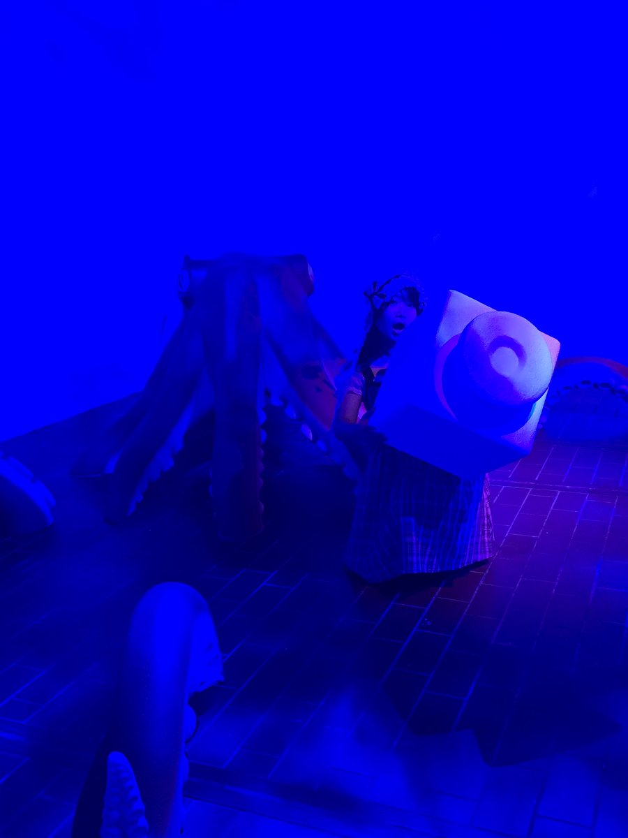hitohako35's tweet photo. 몇몇 포토스팟은 조명이 너무 쎄서 사진찍기 아쉬웠음... 전시물은좋았는데🥲
또 입장/MD구매 금액별 특전이 랜덤인데 따로 블라인드포장도 안되어있고 그냥 바로 보이게 꺼내주시고 중복으로 주셔서 아숩... 특전때문에 일부러 n만원 쓴건데 교환도 안된다고하니 처음부터 신경써주시면 좋겠습니다 https://t.co/MvMT92xWCG
