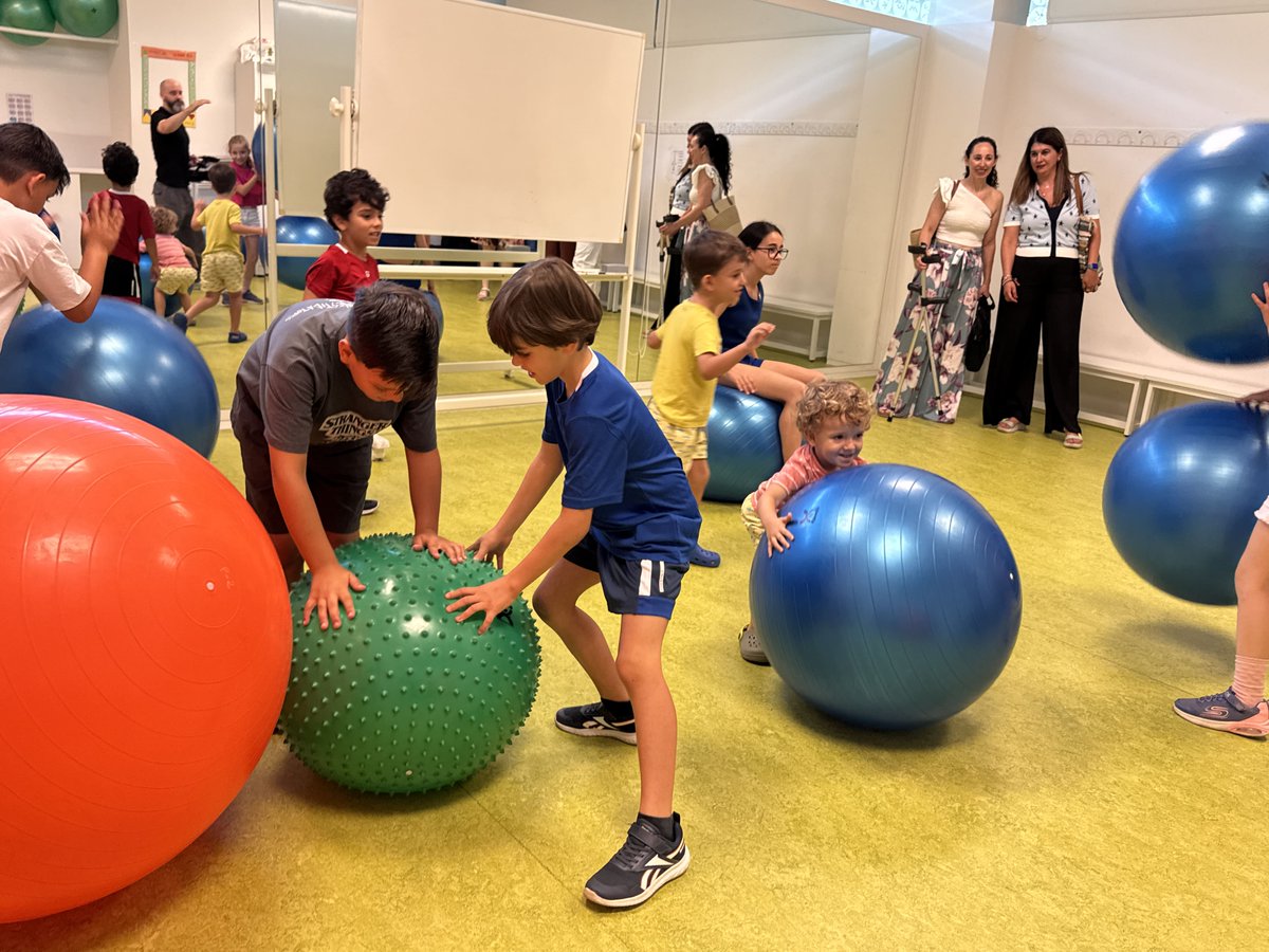 viicsUGR's tweet photo. 🧸🏫 El rector inaugura las ludotecas corresponsables #UGR, un proyecto piloto pionero en conciliación universitaria

📌 Atiende gratuitamente a 177 niños/as del personal
📌 Cobertura del 100% para familias de PTGAS y PDI gracias a criterios sociales

🔗 https://t.co/rBf0MjKimS https://t.co/QH8e6Xte8I