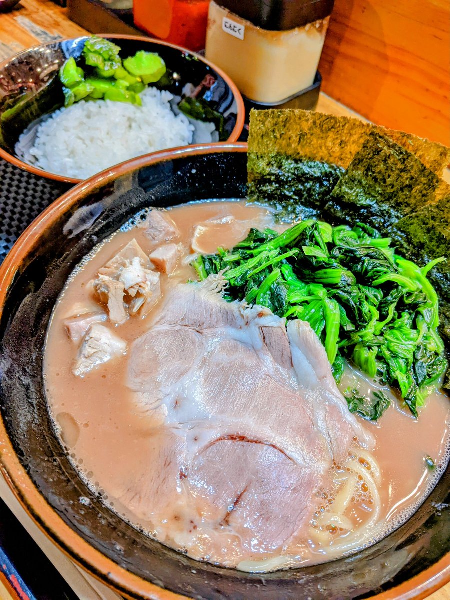 w30kuma's tweet photo. 見田家@練馬駅

『ラーメン(並)ホウレン草TP』

仕事終わりに二日連チャン見田家さん👍初の油抜きで豚さんの旨みMAX🐷🍜💯盛盛セルフ見田家丼であっという間に完食完飲😋👍

大��の声かけ＆逸杯🐷🍜に嫌なことも忘れ明日へ活力💪
ごちそうさまでした😊 https://t.co/oOano4TnUJ