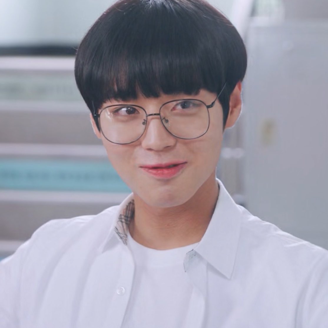 jihooooning's tweet photo. 공주영안경썻더니개뚱그래서웃음나옴 https://t.co/LemrtjckeI