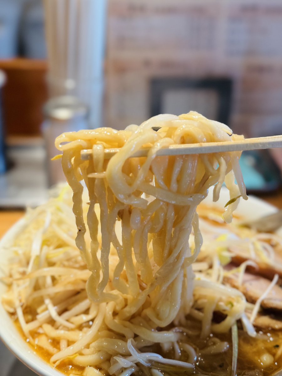 momo14massa's tweet photo. 6月23日(火) お昼
#手打ちラーメン谷家 さんで、
🍜���噌ネギチャーシュー(大盛無料)(味玉🙏)
🍚レアチャーシュー飯

今日も旅人☆さんとカウンターご一緒でランチ😋
ネギ好きだからついネギ乗せちゃうよね〜w久々のレギュラー味噌最高でした🥰ご飯物も����
谷さん、今回もごちそうさまでした🙏 https://t.co/Kb4AiQBlI1