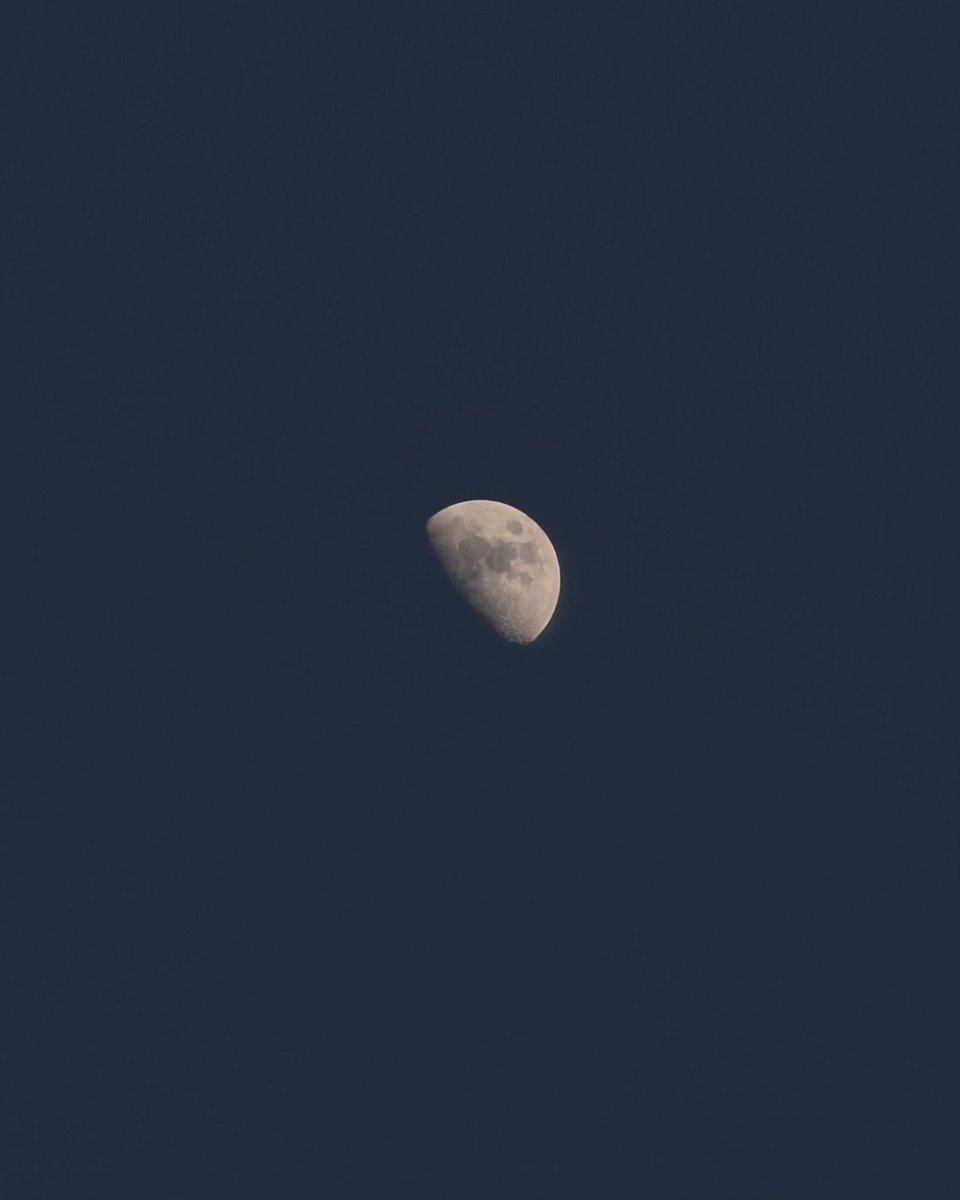 kornkt's tweet photo. 🌓 ดวงจันทร์เย็นนี้ ปรากฏสว่าง 65% แล้วครับ

สำหรับเดือนนี้จันทร์เต็มดวง ในวันที่ 30 มิถุนายน ระหว่างนี้ก็จะมองเห็นดวงจันทร์ปรากฏสว่างเพิ่มขึ้น และค่อย ๆ ขึ้นช้าลงกว่าเดิม

#KornKT #อวกาศน่ารู้ https://t.co/mT7KjYPg47