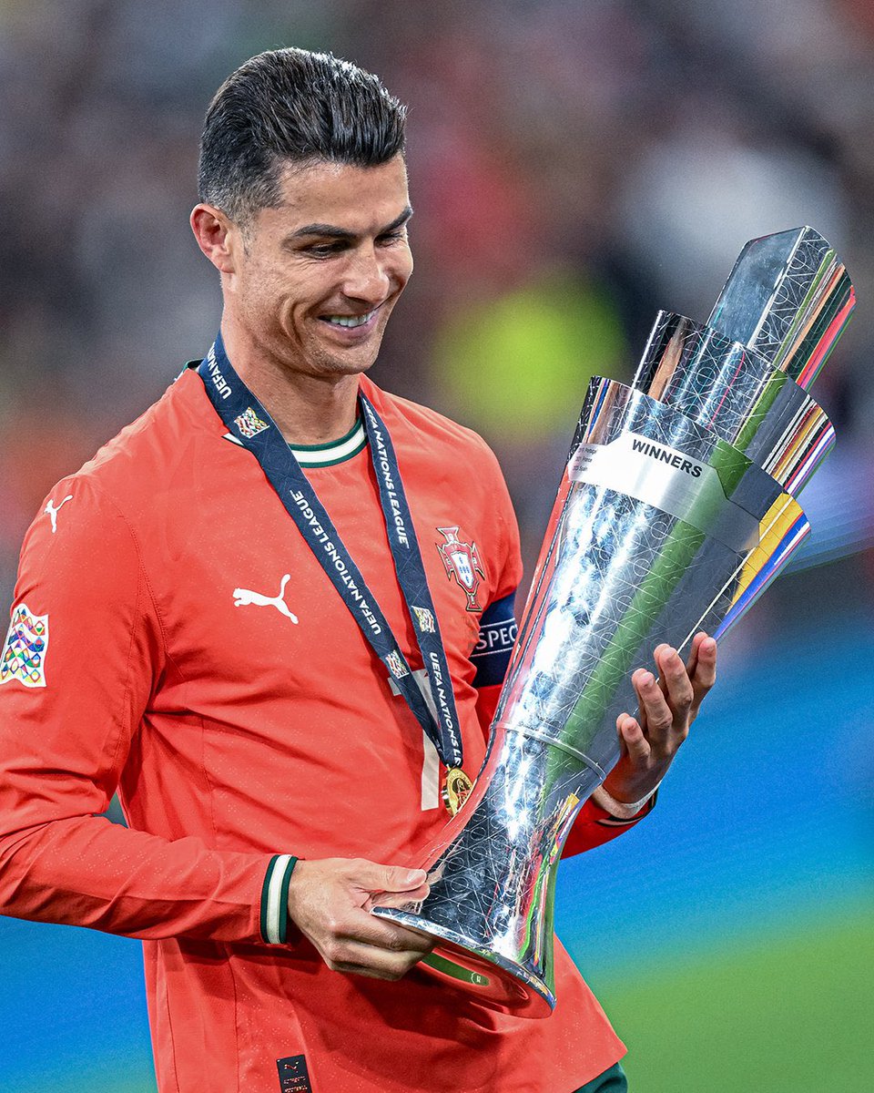 ActuCR7_'s tweet photo. 🇵🇹 Les 𝟭𝟬 𝗗𝗘𝗥𝗡𝗜𝗘𝗥𝗦 𝗠𝗔𝗧𝗖𝗛𝗦 𝗢𝗙𝗙𝗜𝗖𝗜𝗘𝗟𝗦 de Cristiano Ronaldo avec la sélection Portugaise 😳🐐

✖️ 🆚 🇨🇩 RD Congo
✖️🟥 🆚 🇮🇪 Irlande
⚽️⚽️ 🆚 🇭🇺 Hongrie
✖️ 🆚 🇮🇪 Irlande
⚽️ 🆚 🇭🇺 Hongrie
⚽️⚽️ 🆚 🇦🇲 Arménie
⚽️🏆 🆚 🇪🇸 Espagne
⚽️ 🆚 🇩🇪 Allemagne
⚽️ 🆚 🇩🇰 Danemark
✖️ 🆚 🇩🇰 Danemark

𝟴 𝗕𝗨𝗧𝗦 sur ses 𝟭𝟬 dernières apparitions officielles avec la Selecão. 🤯🇵🇹