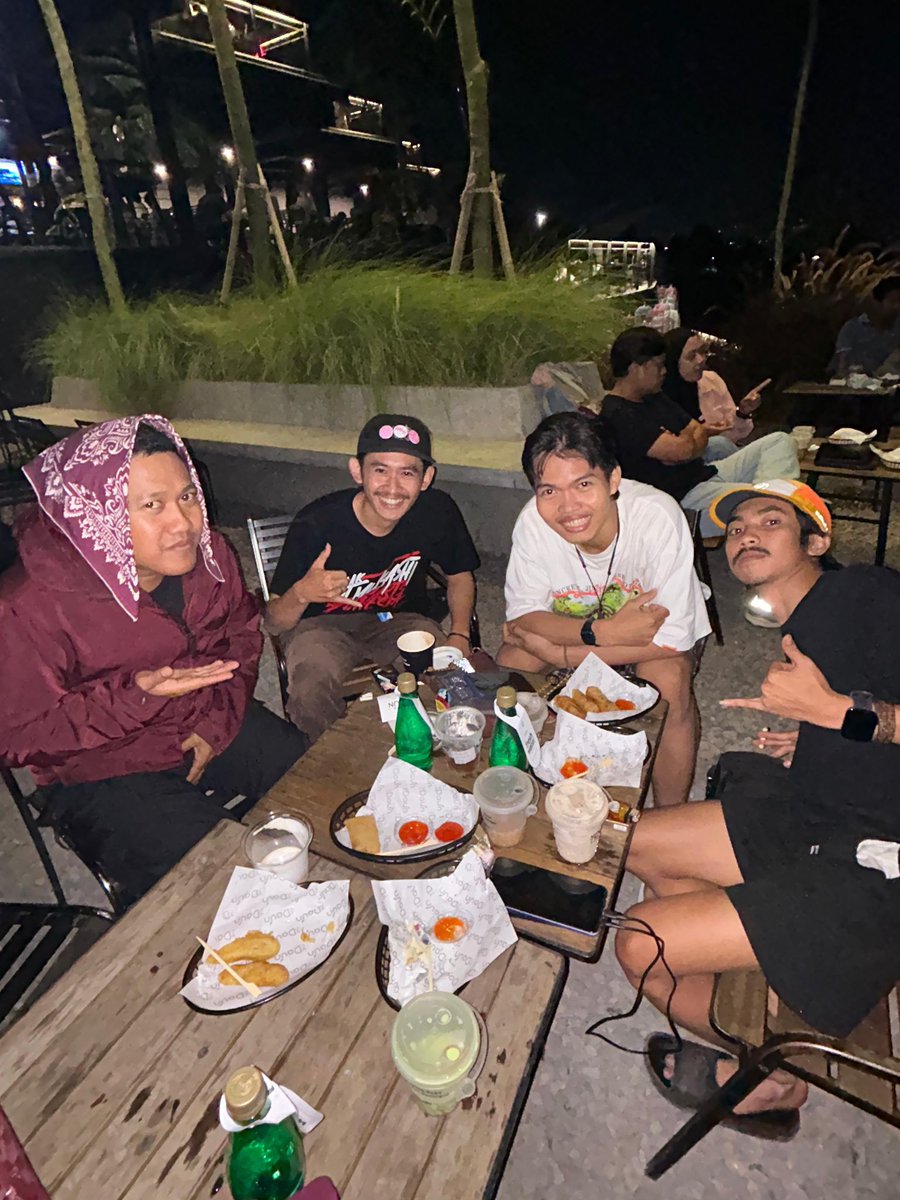 Afdillan1's tweet photo. Perjalanan yang sangat erat, semoga kita berjalan kembali seperti kemarin 👥 https://t.co/ZKf09dMrPT