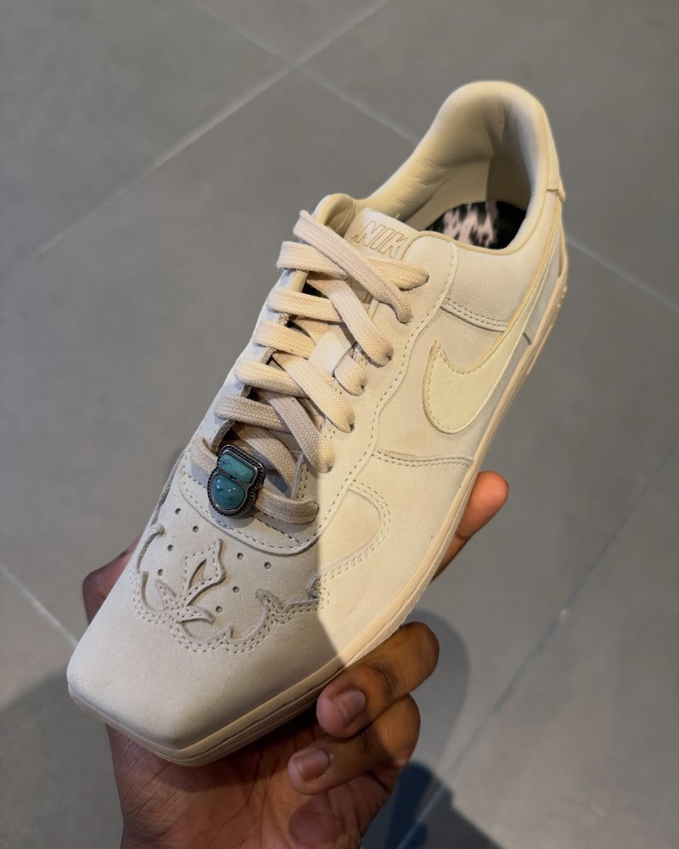 ComplexSneakers's tweet photo. Nike really made a square-toe Nike Air Force 1 😳

🎥: @undiscovertweet https://t.co/XFUmpBttf8