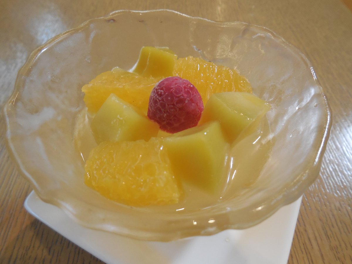 caffesolare's tweet photo. 100％オレンジゼリーのトッピングには石垣パイナップル🍍&amp;フルーツマンゴ🥭のシロップ漬けを🌈本日のランチにもピッタリ‼️『自家製へルシー寒天ゼリー”天然素材・爽やかオレンジ🍊💞"』皆様どうぞ「旬のフルーツ💖」をお楽しみ下さいマセ😋🎶 https://t.co/XKELqNxd1w