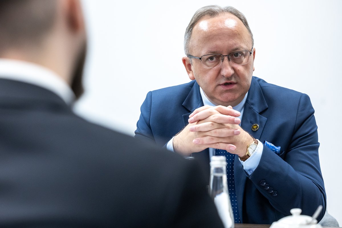 ipngovpl's tweet photo. 📣 Siedzibę  #IPN w Warszawie odwiedziła delegacja z Mołdawii, składająca się z członków mołdawskiego Centrum Komunikacji Strategicznej i Zwalczania Dezinformacji (StratCom Center), Ministerstwa Edukacji oraz Ministerstwa Kultury. Gości powitał zastępca prezesa IPN dr hab. Karol Polejowski.

➡️ Podczas spotkania mołdawska delegacja poznała działanie Instytutu, główne projekty i aktywności poszczególnych biur.

ℹ️ Wizyta członków delegacji z Mołdawii wpisuje się w ramy projektu utworzenia instytucji pamięci w Mołdawii na wzór polskiego IPN. Instytut zaoferował współpracę ze swojej strony, zapewniając organizację spotkań i warsztatów tematycznych.