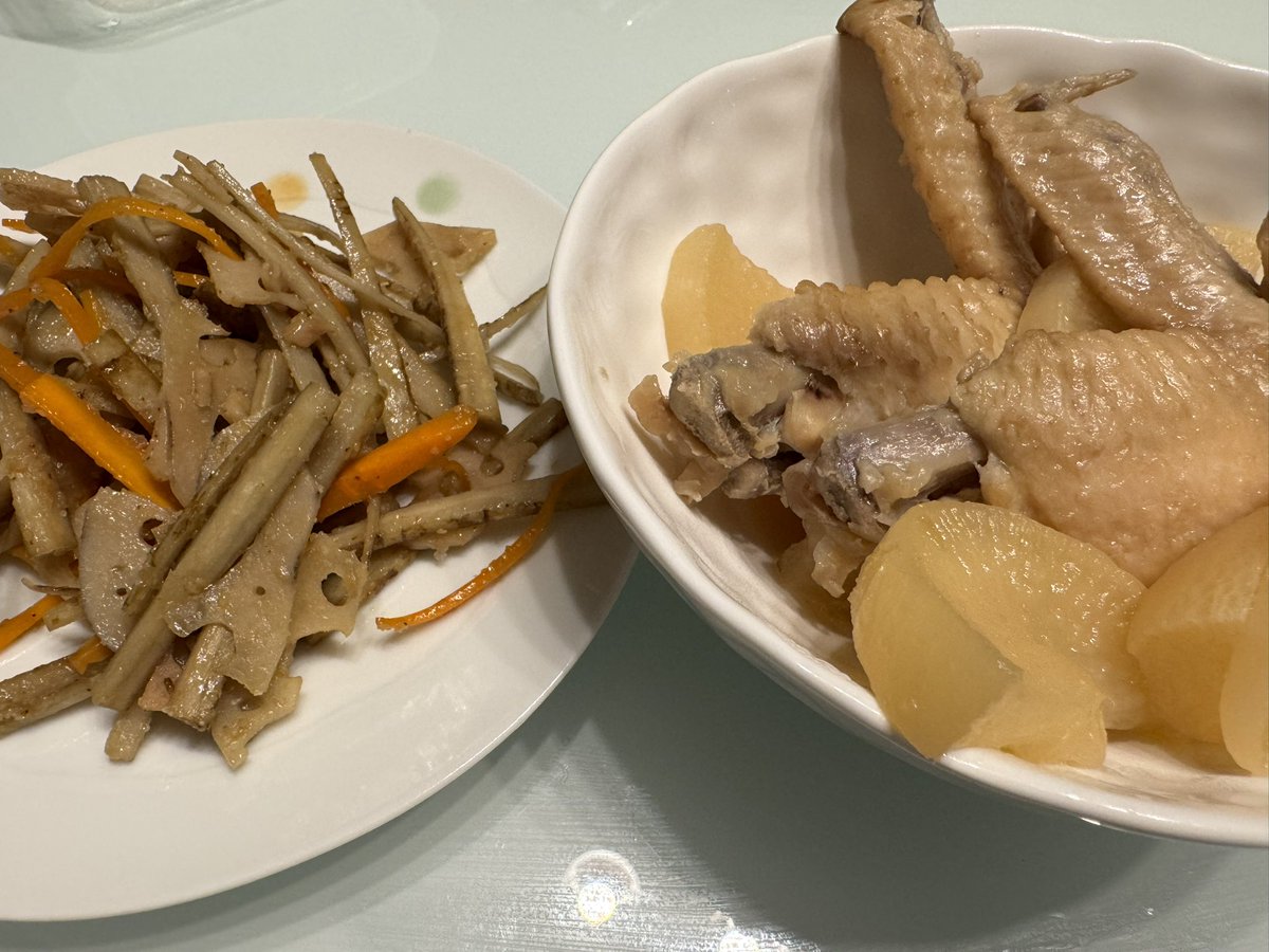 noppotan's tweet photo. 大根と手羽先のさっぱり煮
きんぴら

うまー https://t.co/ZxxSGhgzpF