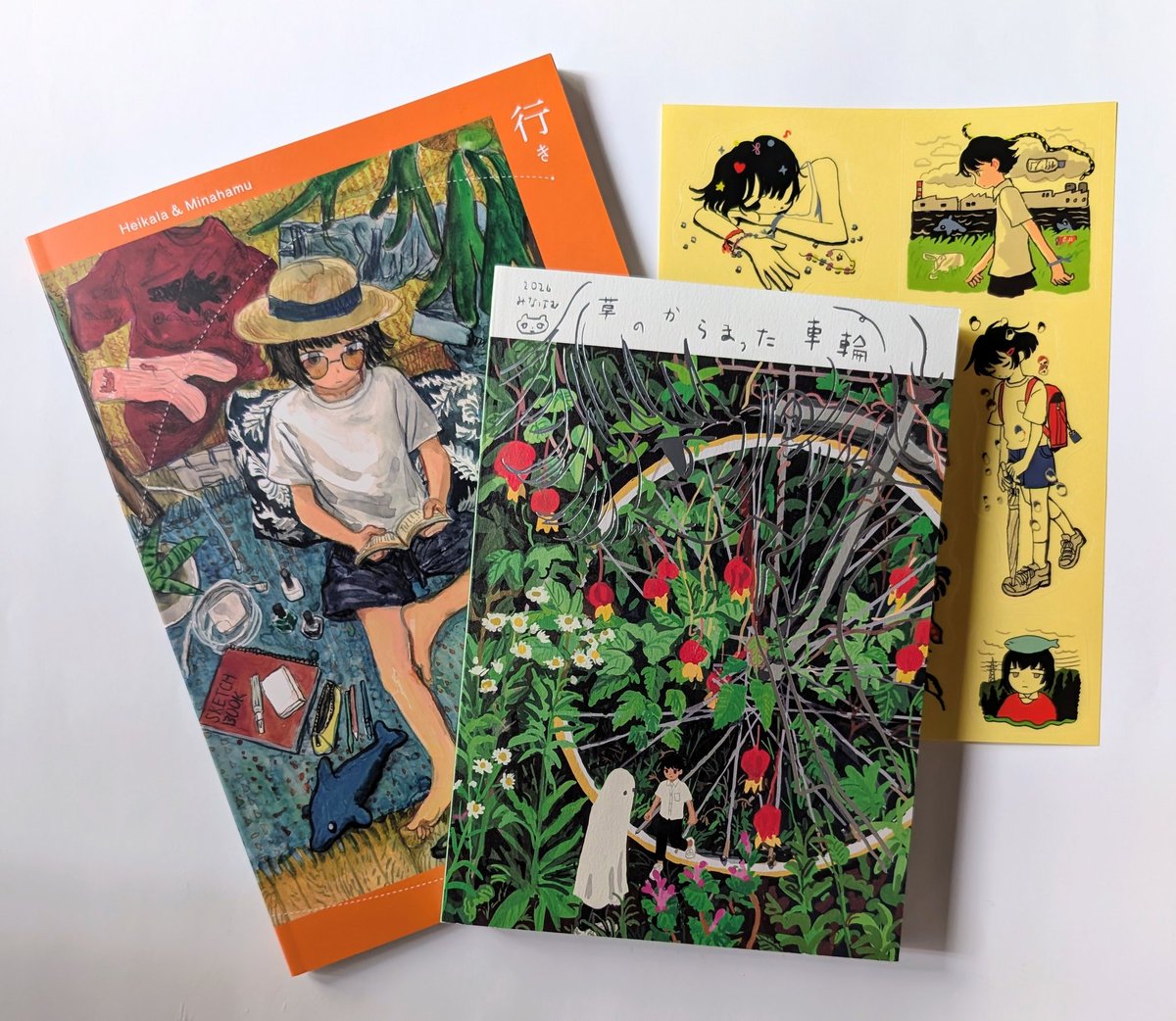 nowaki32's tweet photo. 新入荷：
みなはむさん新刊『草のからまった車輪』
2人展図録『行き帰り』（みなはむ/Heikala）』
ステッカー
3つが新入荷です✨フルカラーで鮮やかに楽しめる画集を、お楽しみください→https://t.co/8P5oADtDpn

#nowakiの新入荷 
#みなはむ @manuhamu https://t.co/JstLN9D5Nk