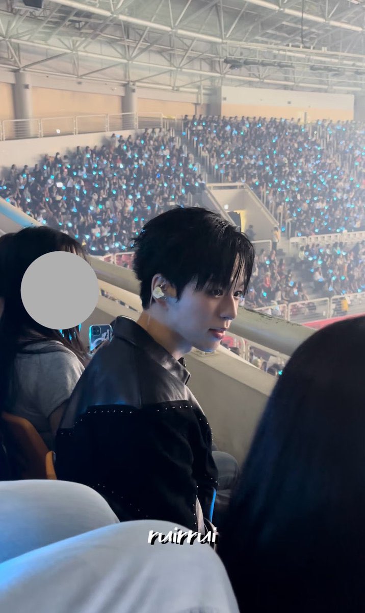 _jaa023's tweet photo. 윤재혁 실물 진짜 화면에 잘 안 담겨서 너무.. 아쉬움 https://t.co/pJPhEacyTV