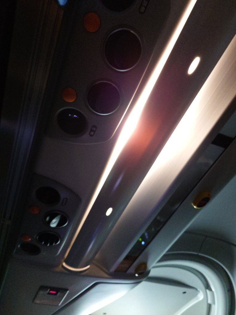 tetsuppe360s's tweet photo. しごおわ。高速バスで帰宅中。安全に夜間走行するためとのことで、室内灯を滅灯するとのこと。寝るのにちょうど良いハズが、逆にワクワクして景色を見てしまう。夜行バスみたいで楽しい♪ https://t.co/EPji6uCu3f