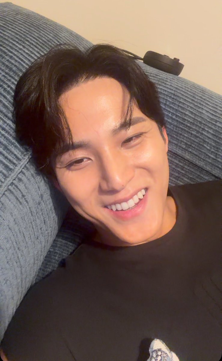 khylashff13's tweet photo. Just how fast the night changes.

It turns out Mingyu has grown older, but he hasn't changed. The blue sofa in Urijib hasn't changed either, nor has his smile with his canine teeth🥺🥺🥺🥺
My Mingyuu you're an adult now, but you're still the same🥺🥺❤️❤️❤️❤️ https://t.co/zSoeu027uP