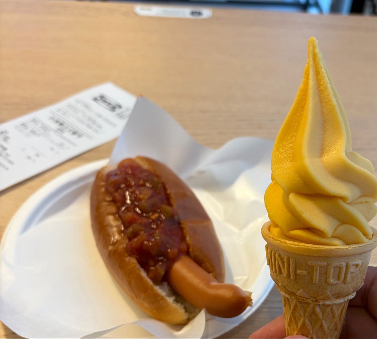 tab_zombie's tweet photo. 晩御飯はIKEAの謎価格フード https://t.co/fuL3CGScxJ