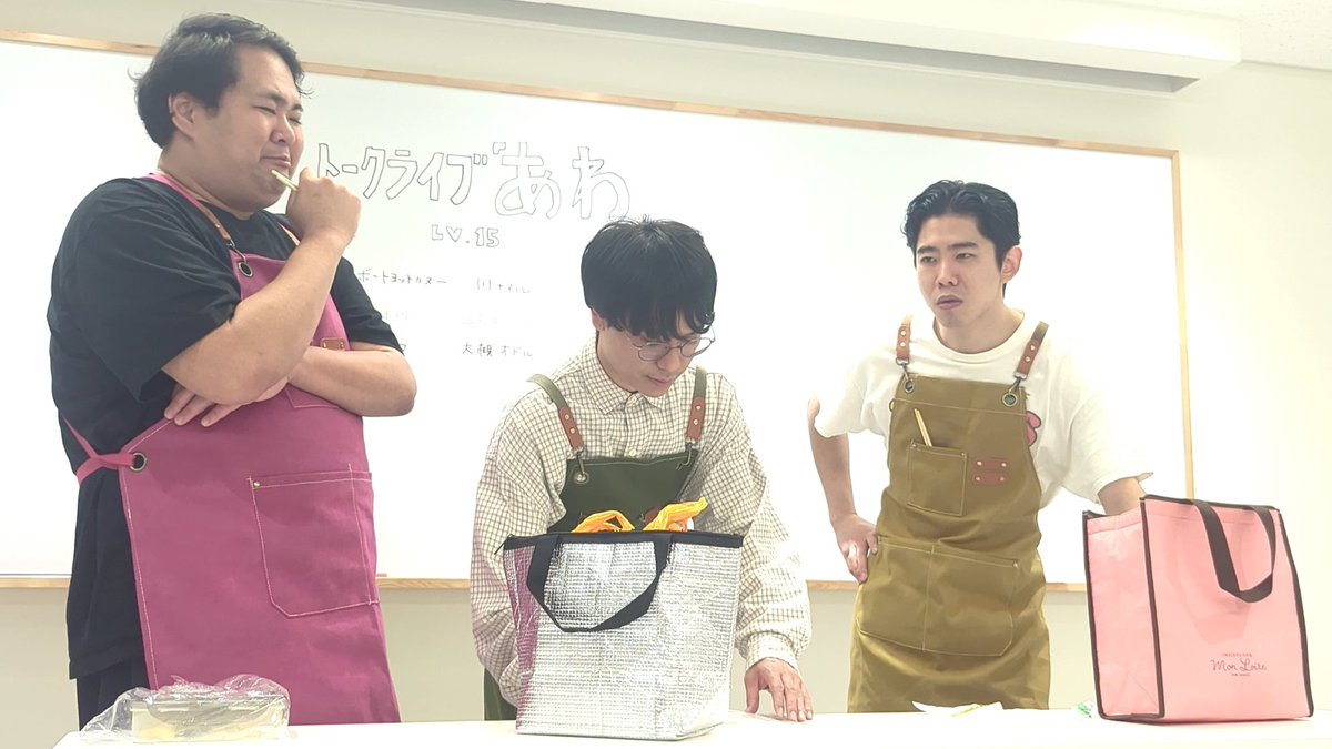 kidssho's tweet photo. トークライブ『あわ』LV.15
小さな幸せ発表して、ぬか食べて、トークライブ『あわ』の告知をネタ合わせみたいに小声で真剣に考えて…笑今日もめちゃくちゃ楽しかった🤣🤣
今後のライブで『あわ』の告知見れる日が楽しみ🤭
4枚目真剣に考えすぎてお客さんにお尻を向けてしまう川さん😂 https://t.co/Y28QsiPAME