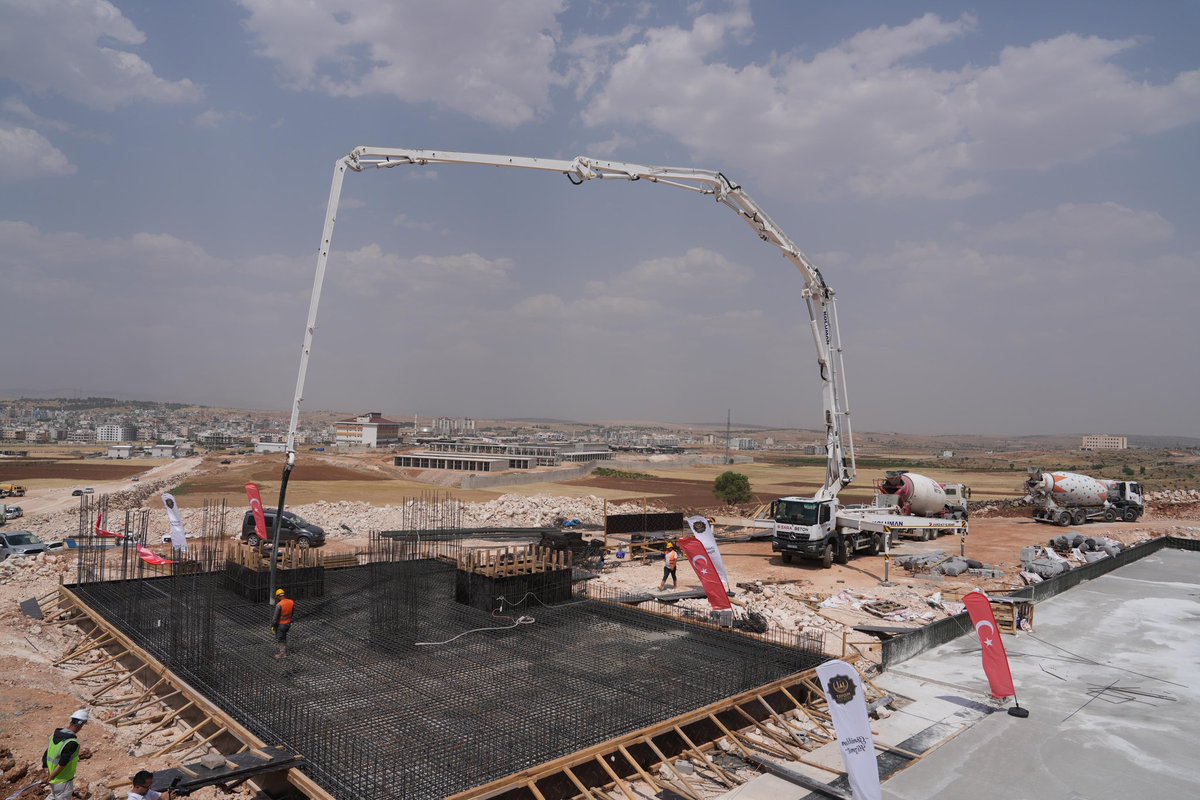 veysisahinn47's tweet photo. 📍Yeni Otogar Projesi Temel Atma Töreni 

Midyat’ımızın ulaşım altyapısına önemli katkı sağlayacak yeni otogar projemizin temel atma törenini büyük bir coşkuyla, dualarla gerçekleştirdik.

Şehir merkezinde bulunan eski ve fiziki olarak yetersiz kalan otogarların yerine; büyük, modern, konforlu ve ilçemize yakışır yeni bir otogar kazandırmanın mutluluğunu yaşıyoruz. 

Bu kıymetli eserin ilçemize kazandırılmasındaki destekleri ve katkılarından dolayı Mardin Valimiz ve Büyükşehir Belediye Başkan Vekilimiz Sayın Tuncay Akkoyun ve çalışma arkadaşlarına Midyat halkı adına teşekkür ediyoruz.