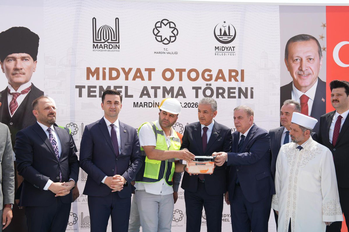 veysisahinn47's tweet photo. 📍Yeni Otogar Projesi Temel Atma Töreni 

Midyat’ımızın ulaşım altyapısına önemli katkı sağlayacak yeni otogar projemizin temel atma törenini büyük bir coşkuyla, dualarla gerçekleştirdik.

Şehir merkezinde bulunan eski ve fiziki olarak yetersiz kalan otogarların yerine; büyük, modern, konforlu ve ilçemize yakışır yeni bir otogar kazandırmanın mutluluğunu yaşıyoruz. 

Bu kıymetli eserin ilçemize kazandırılmasındaki destekleri ve katkılarından dolayı Mardin Valimiz ve Büyükşehir Belediye Başkan Vekilimiz Sayın Tuncay Akkoyun ve çalışma arkadaşlarına Midyat halkı adına teşekkür ediyoruz.
