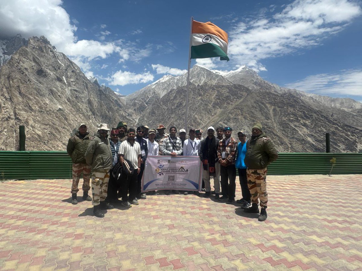 mansukhmandviya's tweet photo. Connecting India, one border village at a time! 🇮🇳

Commendable efforts by @MYBharat volunteers at Shipki La Pass as part of the Viksit Vibrant Village Program. Gaining border security insights from our ITBP Jawans and learning about the strategic importance of India's frontier regions will significantly enhance the awareness and real-world learning of our yuva shakti.