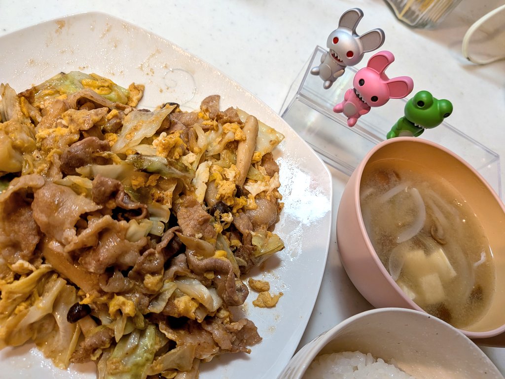yo_food2's tweet photo. 今日はとろ卵豚肉海鮮うま塩炒め、なめこ玉ねぎ豆腐お味噌汁♨
CookDoはありがたい☺️これも美味しかったです✨
 #ちび謎生物  #CookDo  #おうちごはん https://t.co/TYOmIcIv4u