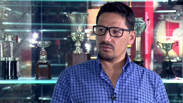 CabineSport's tweet photo. André Lima, antigo internacional português de Futsal em 111 jogos, faz defesa acérrima de Cristiano Ronaldo:

"Argentina venera Maradona que teve problemas com a droga, os mesmos veneram Messi que é um jogador que provavelmente não aparece igual nos próximos 100 anos.

Brasil venera ainda hoje o Pelé. Holanda venera Cruyff. Alemanha venera Beckenbauer. O que Portugal faz com CR7? Enfim"