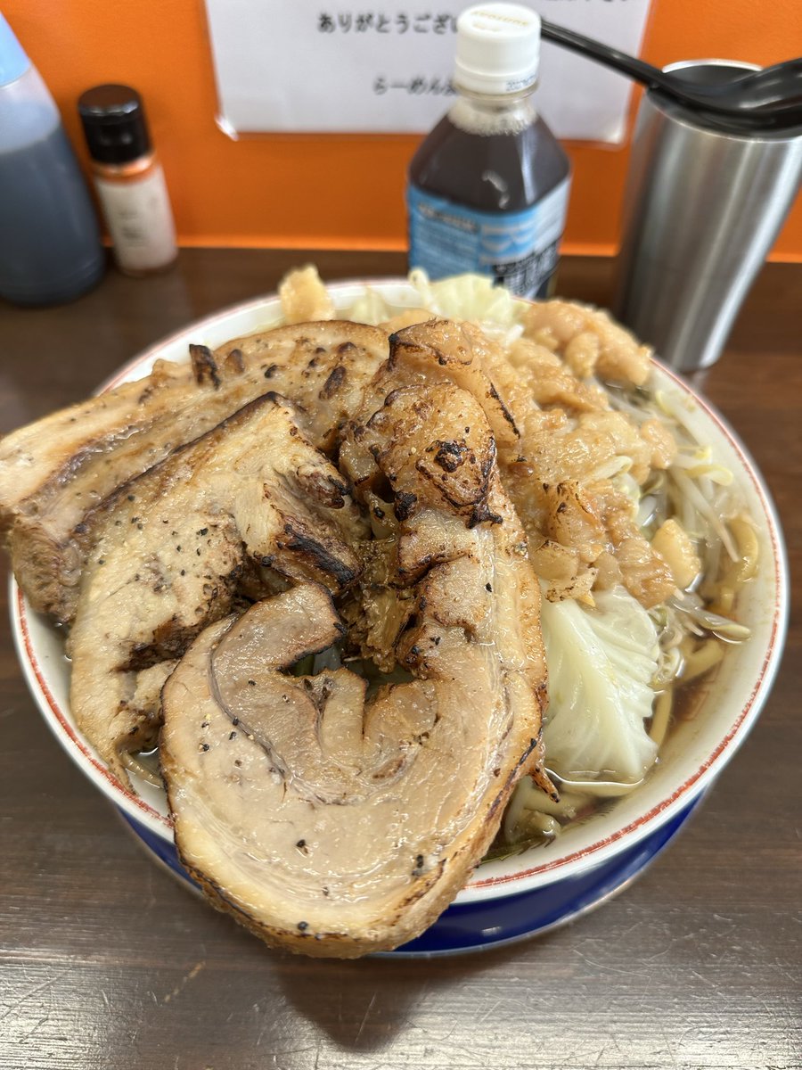 camo0226's tweet photo. らーめん漢道　
特大炙りα豚スーパーギガMAX
もう名前から最高なんだよ

手より大きく感じたチャーシュー
このチャーシューをハイボールでキメたい

最高の一杯でした
#ramenotokomichi 
#かもし麺日記 https://t.co/E25lvEDZOv