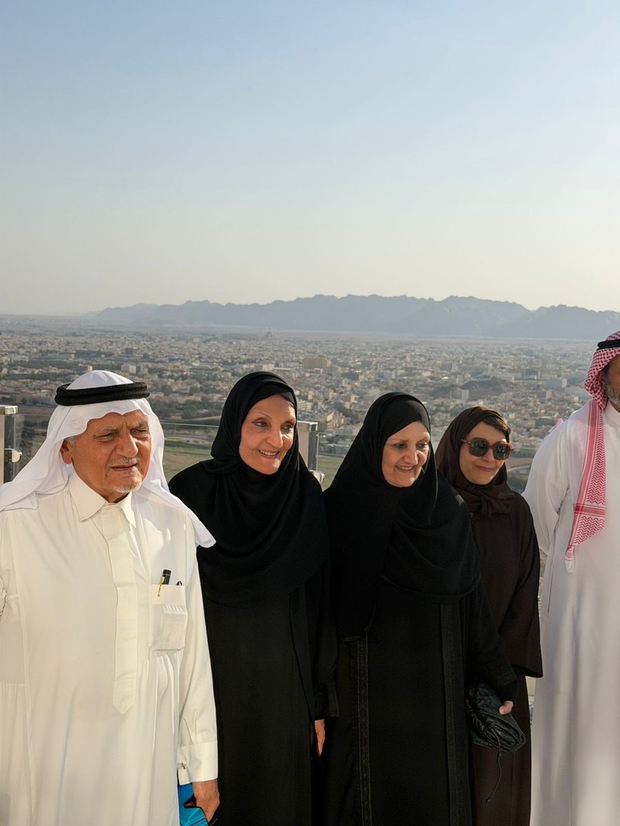 AlmuhanadSA's tweet photo. جمال الصورة❤️

صاحب السمو الملكي الأمير تركي الفيصل مع شقيقاته صاحبة السمو الملكي الأميرة لولوة الفيصل، صاحبة السمو الملكي الأميرة هيفاء الفيصل، صاحبة السمو الملكي الأميرة نورة بنت تركي الفيصل 
📍 مطل حاتم الطائي، #حائل https://t.co/fLrUwlIlBi