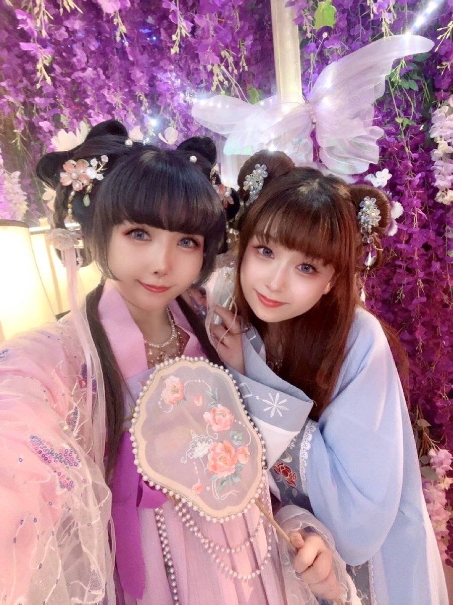 yukinko_disney's tweet photo. 11,12月にまた漢服着たいෆ˚*
盛り盛りヘアかわいい🥰💕💕💕

右→しだちゃん ＠moonpyon_ https://t.co/xiPgCYpptf