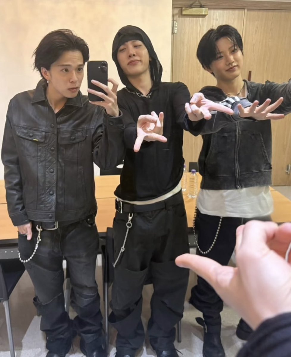 iozzang9's tweet photo. 01                     05                   00 ♡ https://t.co/fw26yDXJjD
