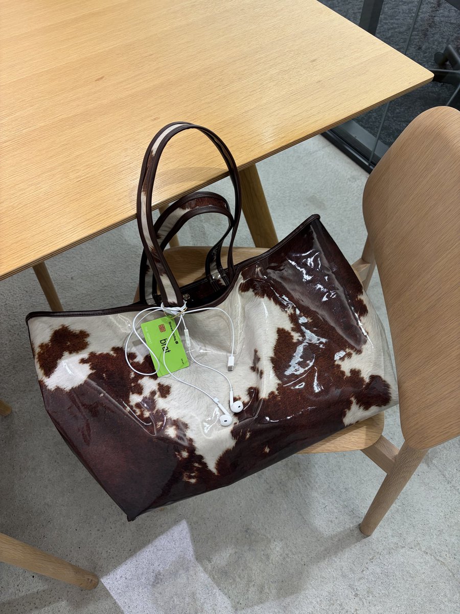 R71058876's tweet photo. bratのクレカキーチェーン可愛すぎ💳💚 https://t.co/pBqqT3niWv