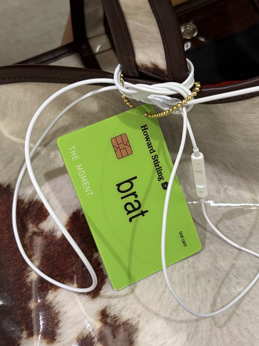 R71058876's tweet photo. bratのクレカキーチェーン可愛すぎ💳💚 https://t.co/pBqqT3niWv