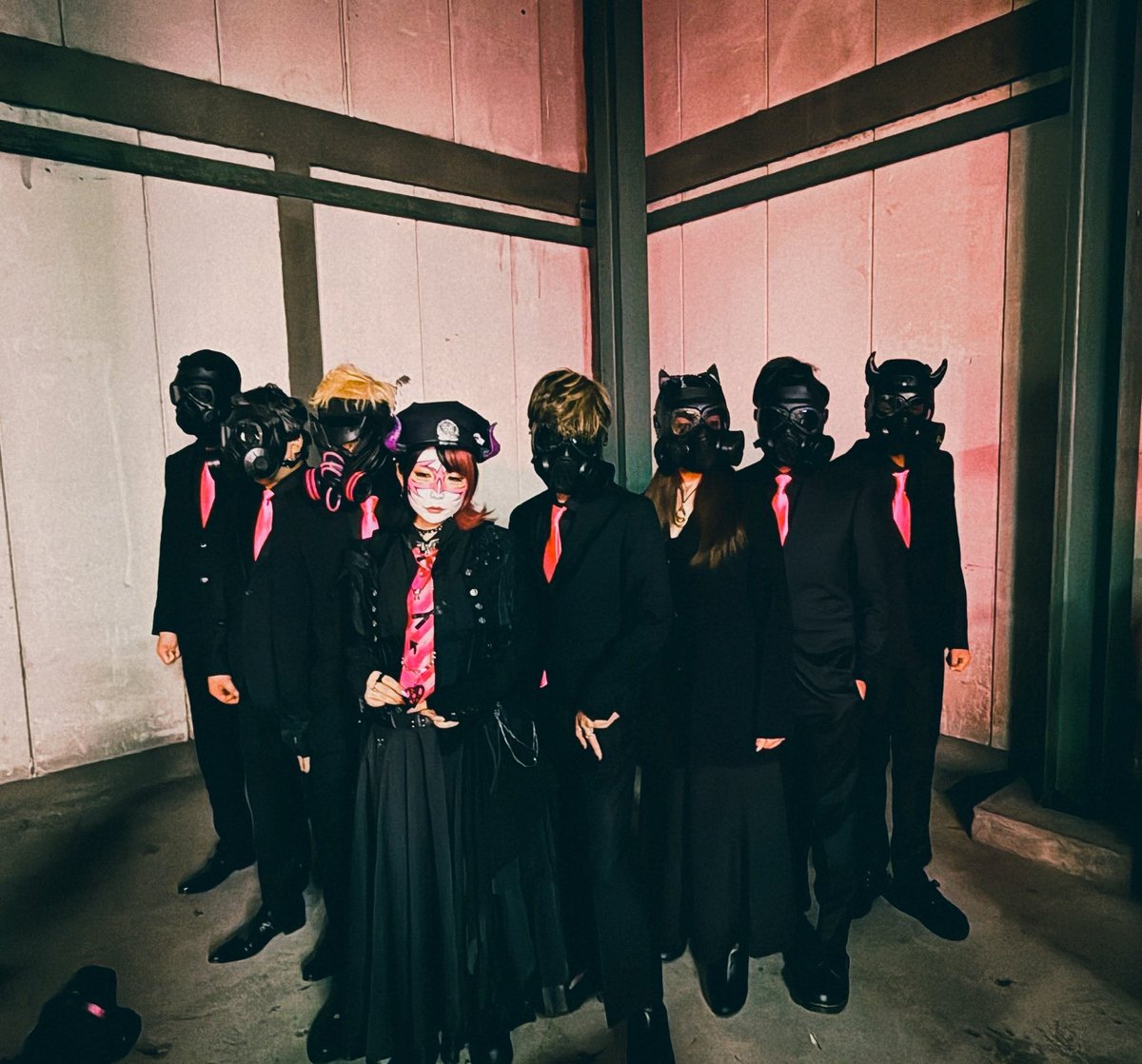 genpal666's tweet photo. 昨夜のオフショットちらり♫

メンバーのガスマスク、それぞれ個性があることに気付いてましたか？🫟 https://t.co/8vWqAop5yy