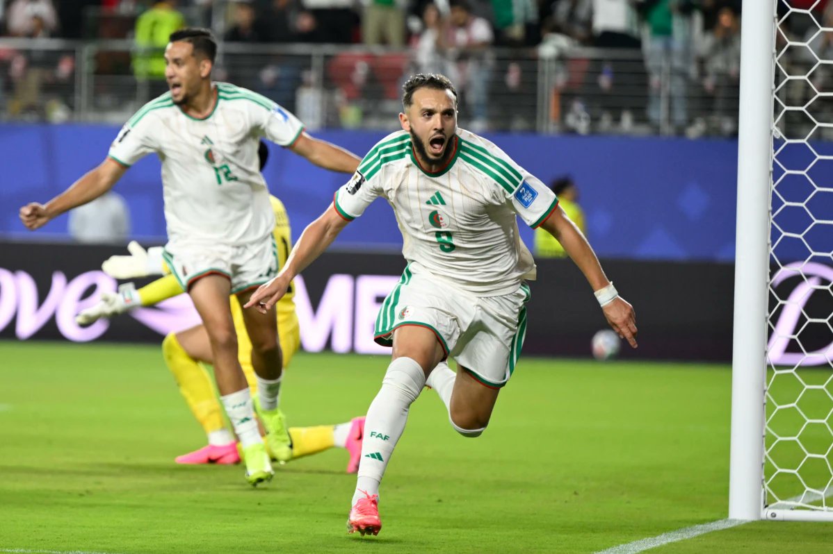 CamusClickPy's tweet photo. REMONTADA PARA ACERCARSE A LA CLASIFICACIÓN 
Argelia anotó dos goles derivados de saque de esquina para superar 2 - 1 a Jordania, en la segunda fecha del Grupo J.
Nizar Al Rashdan adelantó a los Jordanos, pero Nadhir Benbouali, y Amine Gouiri lo dieron vuelta para los Argelinos que se colocan con 3 puntos y buscará la clasificación en la última fecha.

#Mundial2026 #ReaccionMundial