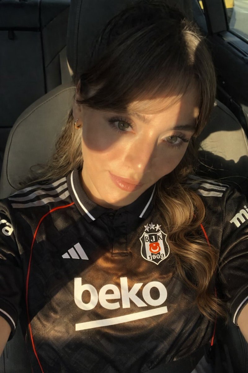 slatrkodaily's tweet photo. aşkım ile aşk takımımm bir arada @silaturkogluu 🤍🖤 forma çok yakışmış 🤌✨ https://t.co/WbQXagUJYX