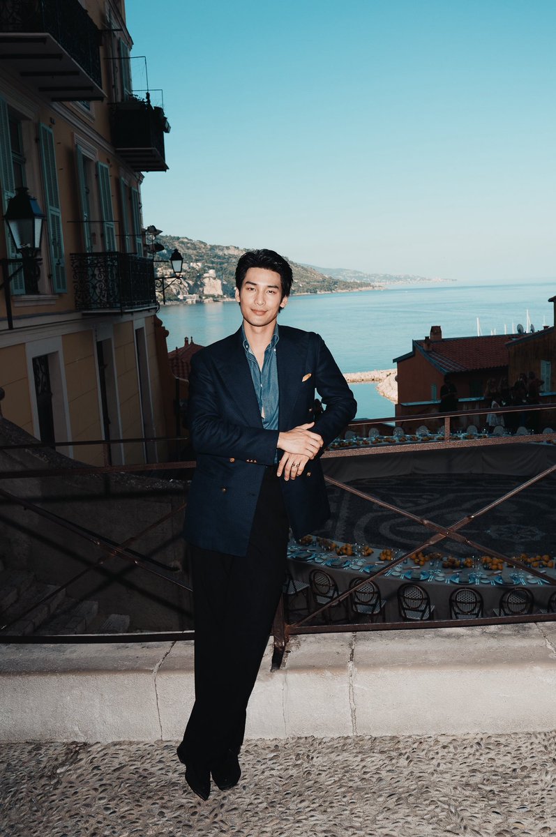VogueThailand's tweet photo. #VogueBijoux Piaget เฉลิมฉลองบทสรุปของไตรภาคจิวเวลรีชั้นสูง ‘Extraleganza’ ด้วยการเปิดตัวคอลเล็กชั่นล่าสุด ‘Colours of Extraleganza’ ณ เมืองม็องตอง ประเทศฝรั่งเศส โดยมี ‘อาโป-ณัฐวิญญ์’ แบรนด์แอมบาสเดอร์ระดับโลกของเมซง พร้อมด้วยเหล่าสมาชิกคนสำคัญแห่ง Piaget Society ร่วมเดินทางสู่ริเวียร่าฝรั่งเศสเพื่อสัมผัสโลกแห่งสีสันและความคิดสร้างสรรค์อันไร้ขอบเขต ภายในนิทรรศการที่รวบรวมผลงานกว่า 150 ชิ้น ซึ่งล้วนรังสรรค์ขึ้นโดย Ateliers de l’Extraordinaire แผนกเครื่องประดับชั้นสูงของ #Piaget สะท้อนความเชี่ยวชาญด้านอัญมณี งานฝีมือชั้นสูง และมรดกการสร้างสรรค์ที่สั่งสมมายาวนาน ก่อนปิดท้ายค่ำคืนด้วยกาล่าดินเนอร์สุดเอ็กซ์คลูซีฟ ณ Villa Cypris ท่ามกลางบรรยากาศอันงดงามของเฟรนช์ริเวียร่า เพื่อเฉลิมฉลองนิยามใหม่แห่งสีสัน ความกล้าหาญในการออกแบบ และจิตวิญญาณแห่ง Maison of Extraleganza #PiagetSociety #PiagetHighJewellery
#ColoursOfExtraleganza #aponattawin

Photo: Courtesy of Piaget