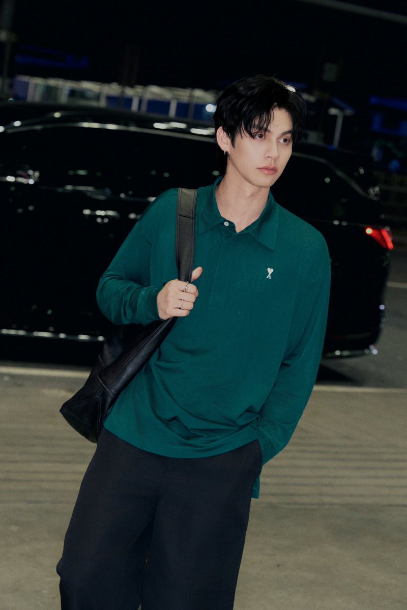 SECRET_Styled's tweet photo. #AmiParis #AmiSS27
#bbrightvc

ส่ง Airport Look ของ ‘ไบร์ท วชิรวิชญ์’ (@bbrightvc ) ก่อนบินลัดฟ้ามุ่งหน้าสู่กรุงปารีส ประเทศฝรั่งเศส ในฐานะเพื่อนคนสนิทของ Ami Paris (@amiparis) กับโททัลลุคเสื้อยืดสีเทาอ่อน สวมทับด้วยเสื้อโปโล Ami de Coeur สีเขียว Evergreen จับคู่กับกางเกง Worker Trousers พร้อมคอมพลีตลุคด้วยกระเป๋า Etienne Bag สีดำ และรองเท้า Mirage Sneakers

เพื่อเข้าร่วมรับชมแฟชั่นโชว์คอลเลกชัน Spring-Summer 2027 ผลงานล่าสุดของ Alexandre Mattiussi ที่จะจัดขึ้นในวันที่ 25 มิถุนายน เวลา 01.00 น. (ตามเวลาประเทศไทย)

รอติดตามชมลุคสุดเอ็กซ์คลูซีฟของไบร์ทในการเข้าร่วมชมแฟชั่นโชว์ในครั้งนี้ได้ผ่านทุกช่องทาง Official ของแบรนด์ และ Line Official Account @amiparisth

BRIGHT AMI PARIS SS27 

#AmiSS27xBRIGHT
#AmiParisxBRIGHT
#SECRETStyled
